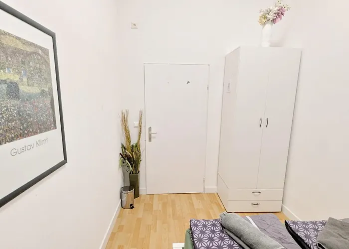 Проживание в семье Comfortable In Lugner City Area