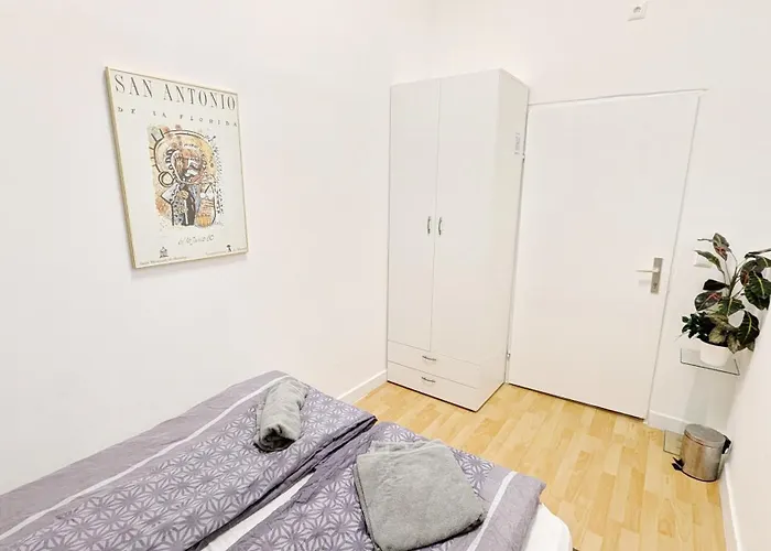 Проживание в семье Comfortable In Lugner City Area Вена