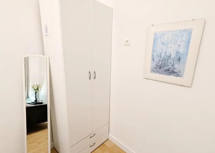 Проживание в семье Comfortable In Lugner City Area Вена