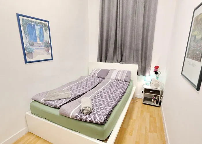 Проживание в семье Comfortable In Lugner City Area Вена